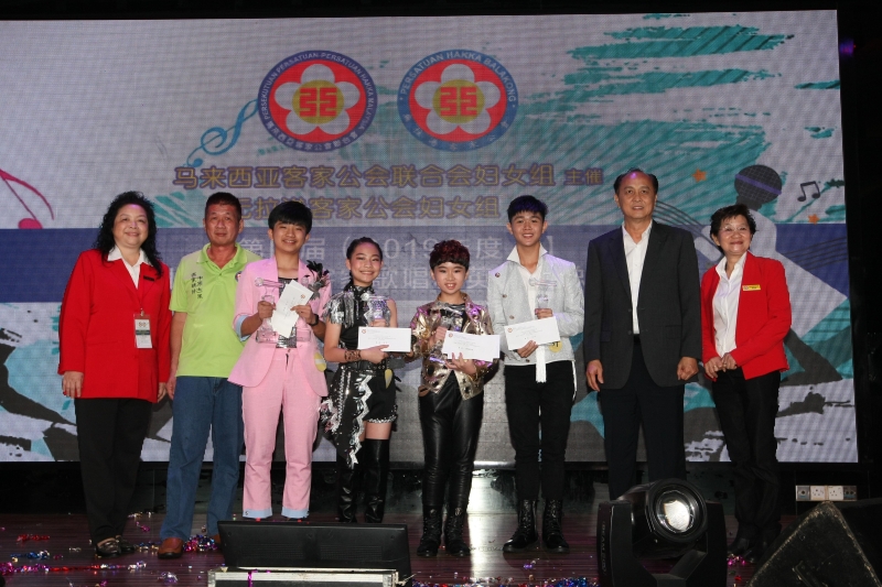 少年B组优胜者跟颁奖嘉宾合照。左起黄美景、叶光富、邓语旸、萧靖怡、罗伟洪、蔡建乐、曾劲华及丘小香。