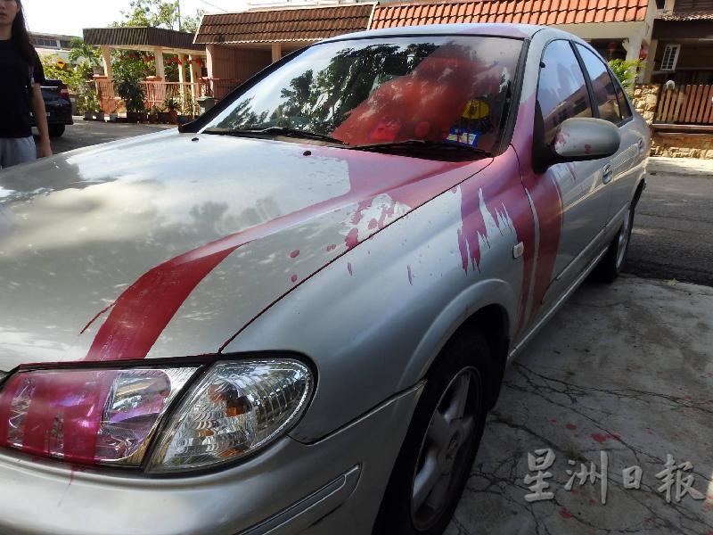 居民汽车停泊在家门前，遭到他人泼红漆。