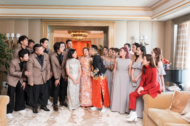 C君今天迎娶拍拖5年的女友黄天颐，并在众兄弟、姊妹见证下，完成了接新娘仪式。