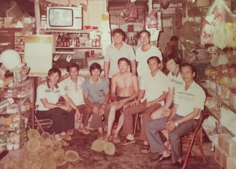 刘深渊（坐者中）从1962年经营杂货店，并收购榴梿至1996年。他与昔县独中工委会曾于1984年义卖榴梿，为董教宗筹获逾4万令吉。