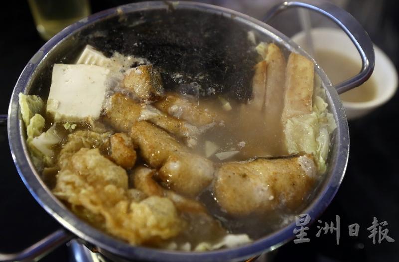 迷你鱼头炉（18令吉90仙）：以鱼骨熬煮而成的鱼头炉的浓郁汤头，味道鲜甜且有层次，若加上适量的鲜奶，更能提升汤头的层次。