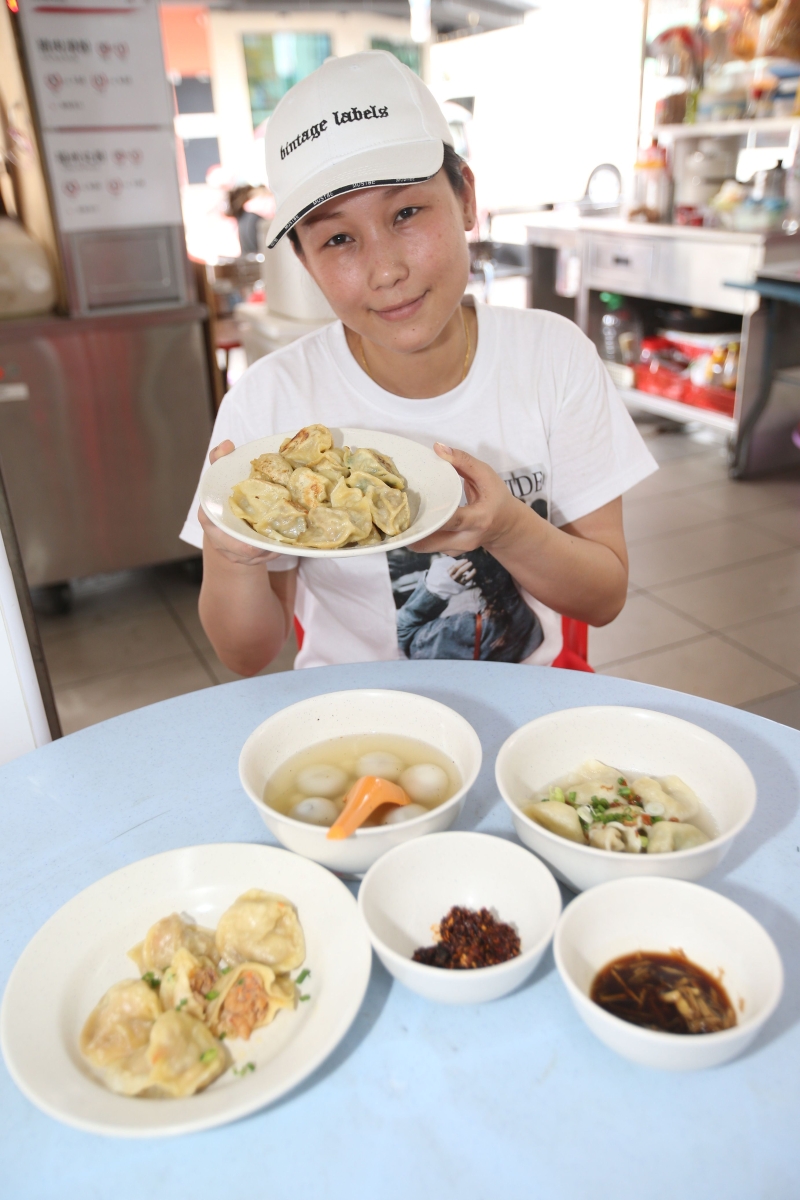 适逢冬至佳节到来，吴芬分享手工饺子的做法及煮法，让大家在欢庆冬至时，吃汤圆的同时也能吃饺子。