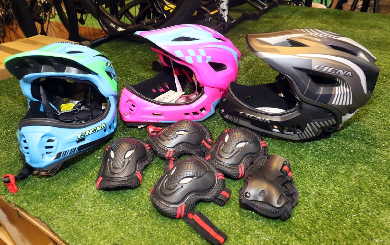 保护头部和下巴的头盔，护膝和手肘垫都是让孩子安全骑行的保障。