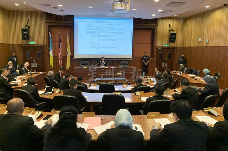 槟岛市政厅召开月常会议。