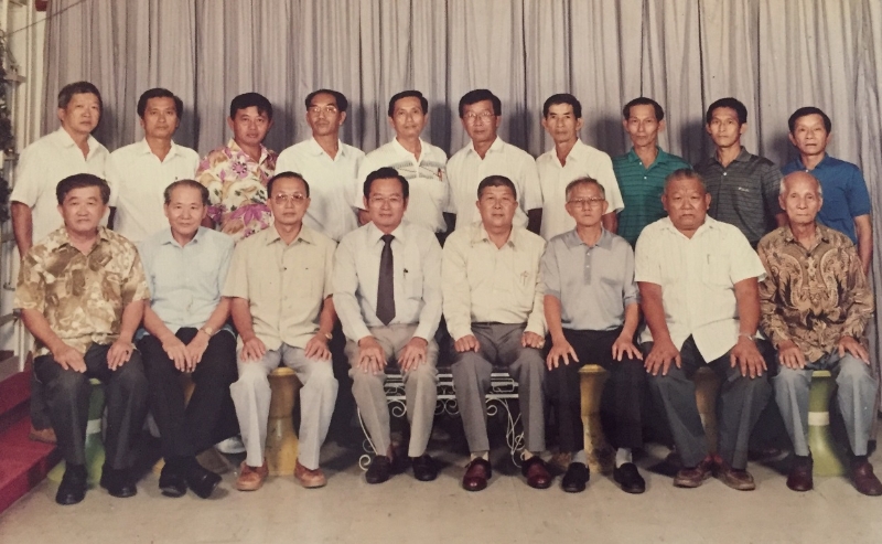 踏入社会，刘深渊（后排左一）参与昔加末冶美华小董事会，为华小献力。
