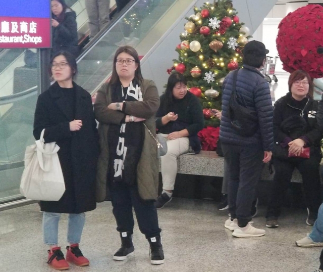 黄心颖抵港，黄心美经纪人、TVB两个经纪人亦前来接机。