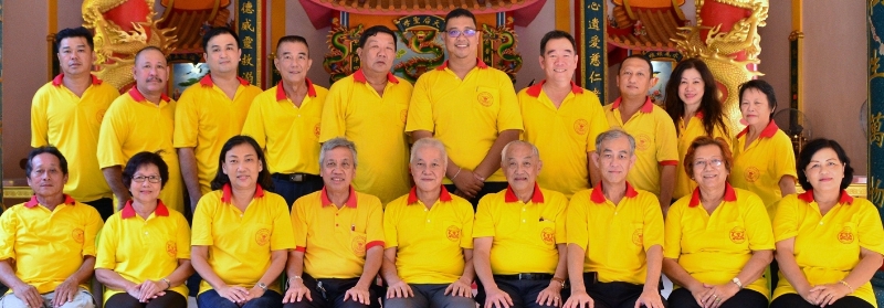 何子庄（前排右五）率领理事呼吁海南乡亲踊跃申请新春红包。
