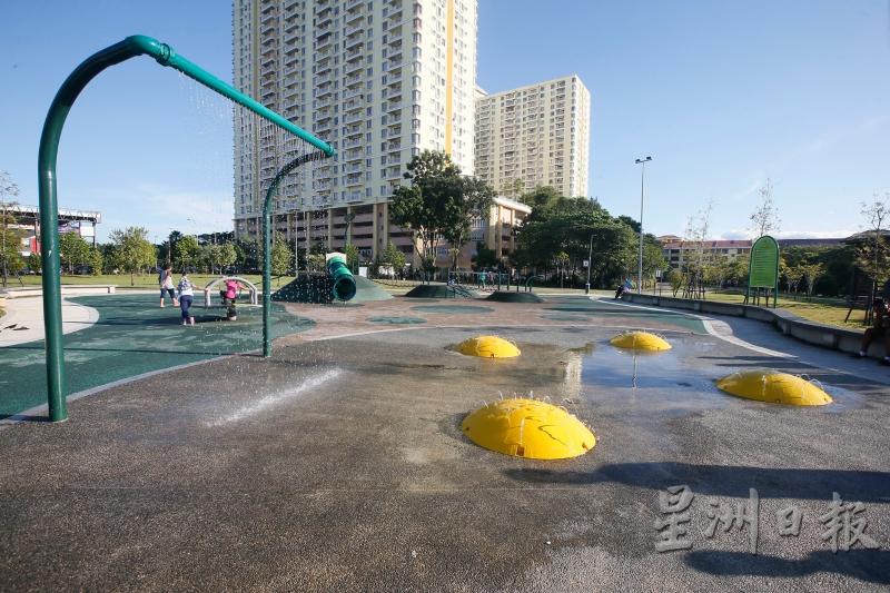 炎热天气下，孩子们还可在小型水上乐园玩水解暑。