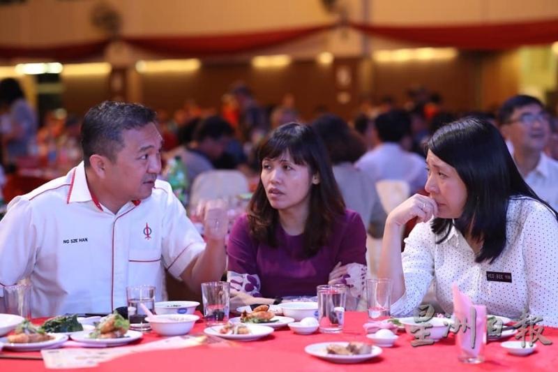 黄思汉（左起）与张念群及杨美盈在行动党金銮州选区晚宴上讨论国家课题。
