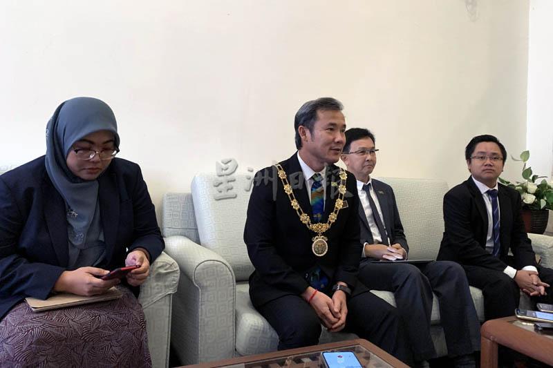 诺扎丽娜（左起）、尤端祥、槟岛市议员魏祥敬、王宇航在月常会议后，召开新闻发布会。