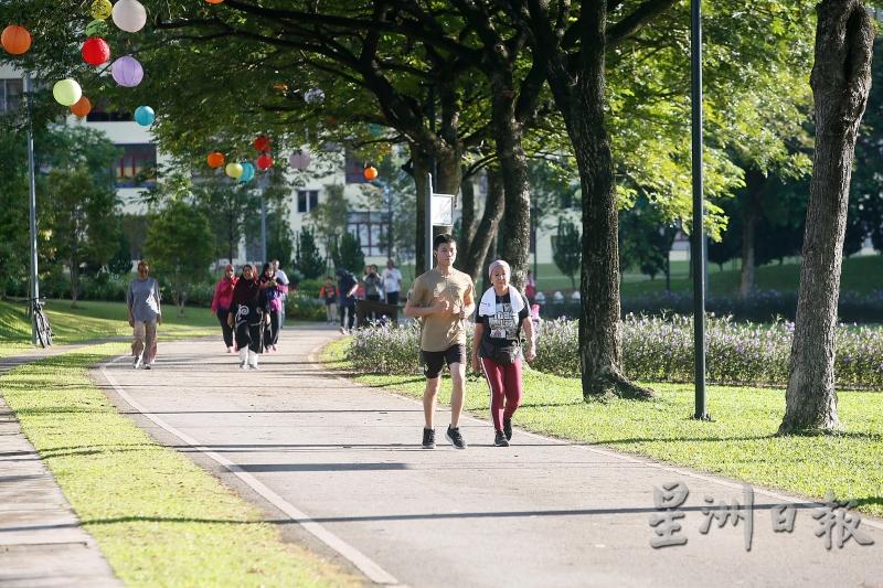 文良港翠湖公园每日都有许多民众前去跑步，因此吉隆坡市政局特意将开放时间提早半小时，让民众无需等候太久。