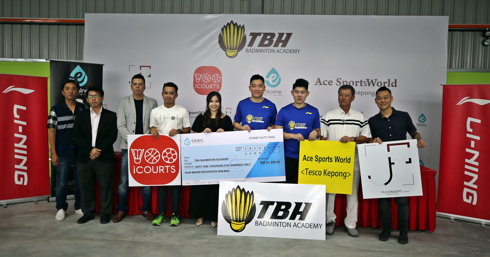 陈文宏（左六）在周六时为自己的羽球学院——陈文宏羽球学院（TBH Badminton Academy ）进行推介礼，图为他在活动中与一众赞助商合影。
