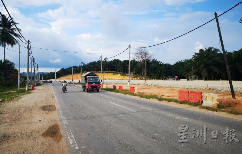 昔加里及班台路段的提升工程已进行一段时间，反因修路造成危机处处，当地居民呼吁加快施工，并做好安全措施。