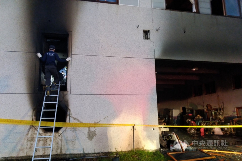 台南市玉井区一集合式住宅14日凌晨传出火警，结果造成7人不幸死亡。警消人员清晨在现场进行调查。（图：中央社）