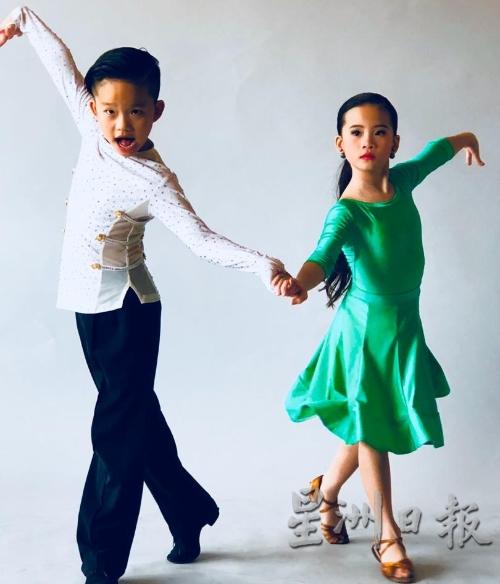 丘晒园华小的魏敬（10岁）和魏婕（9岁）两兄妹将呈献拉丁舞，掌声鼓励！当晚的舞蹈是由舞极限学院编排指导。他们曾经荣获多项国际比赛荣誉，包括2019年新加坡第四届Brillante国际标准舞锦标赛12岁以下少儿冠军、社交舞第二名；2019年舞极限国际社交舞锦标赛拉丁舞第二名等等多项荣誉，前途无可限量。（图：星洲日报）