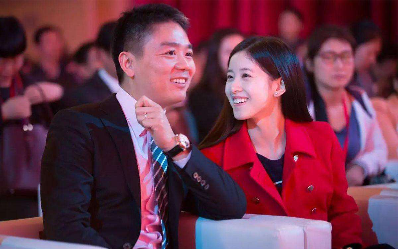 刘强东与妻子“奶茶妹”章泽天。