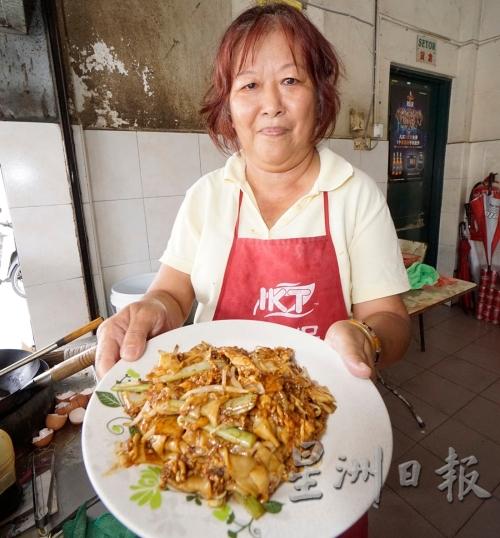 温燕萍在山水咖啡店经营炒粉档已有9年多，炒猪肠粉是她其中一样拿手美食。（图：星洲日报）