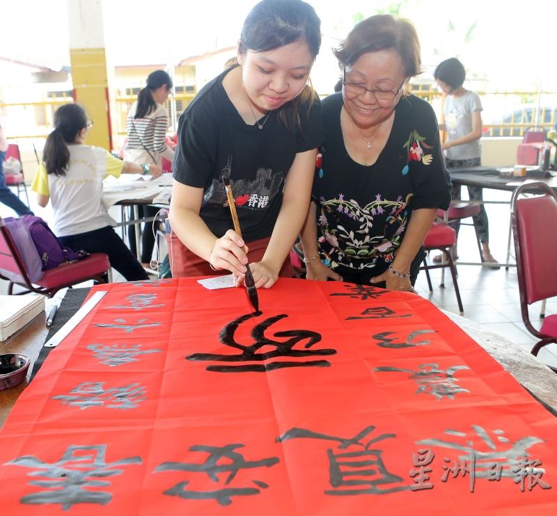 配合庙会举行的挥春比赛，每年吸引众多书法爱好者参赛，一起传承中华传统文化。