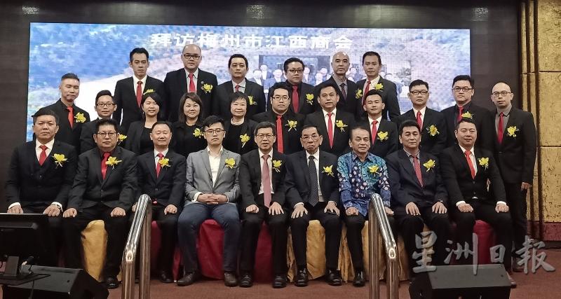 谢诗坚（前排右四）为马来西亚中国客家总商会霹雳分会主持监誓后，与霹雳分会理事合照。