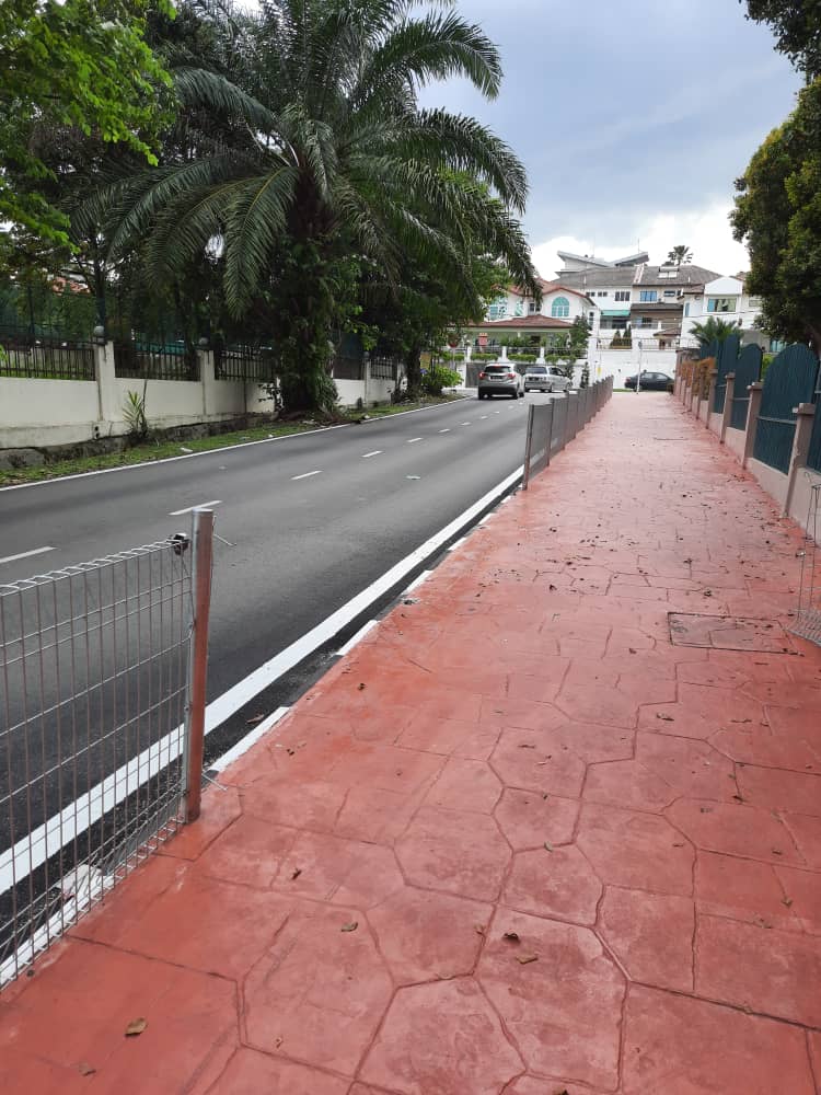 市议会在接获投报后，马上于周五下午撤走损坏的人行道围篱，接下来会安排尽快装上新围篱。