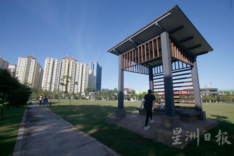 公园里增设了设计简单好看的凉亭，让民众可在凉亭里稍作休息。