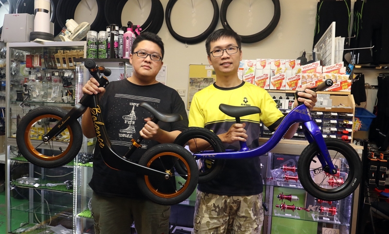 黄亮维（左）和刘铭辉（右）都认为，先让孩子学习滑步车，之后将更容易掌握骑脚车技巧。