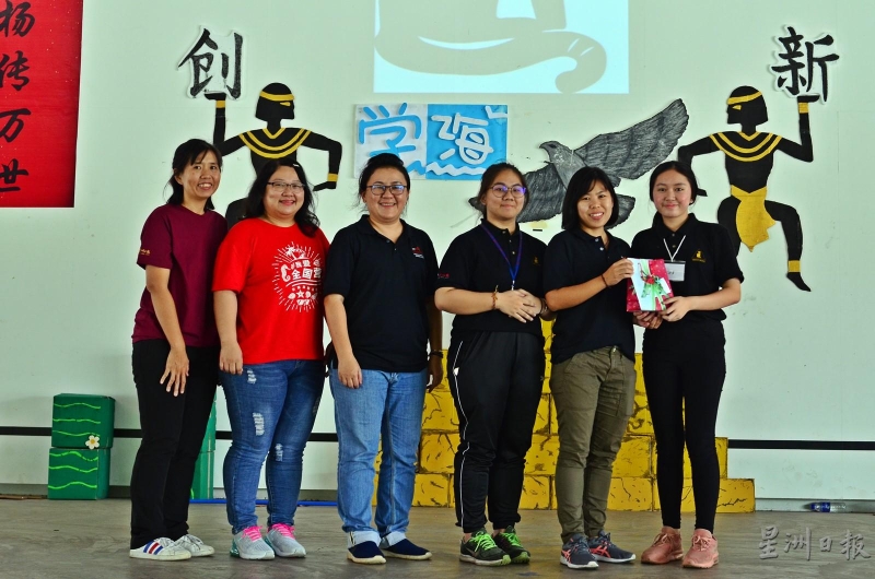 郑佩琴（左五）颁发最佳女营员给黄祖滢。左一至左四是刘爱玲、罗水萍、欧阳秀媚及曾璻羽。