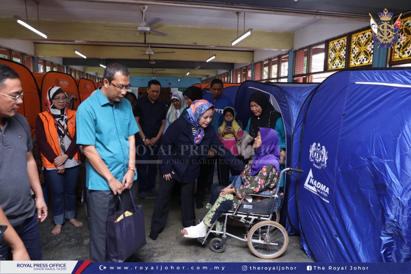 苏丹后拉惹查丽苏菲雅到访新邦令金区的临时救灾中心，探访水灾灾民。