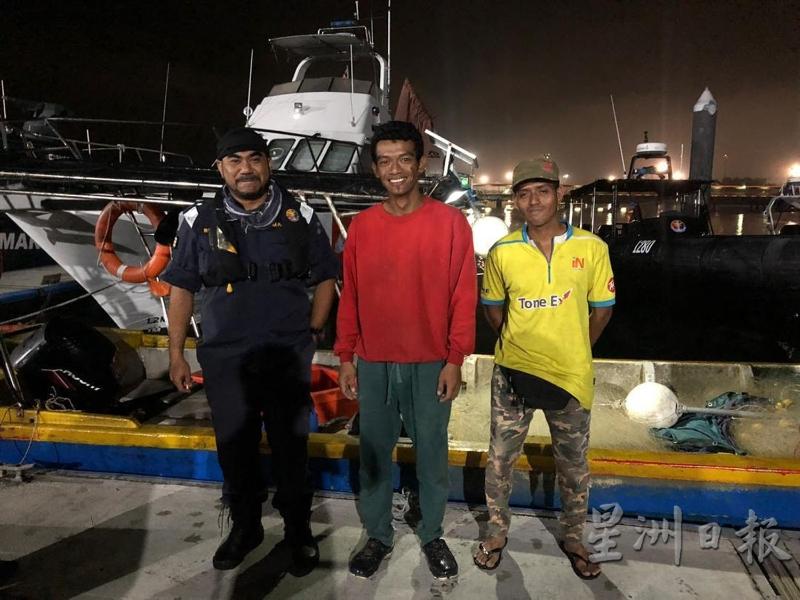 在海上漂流两天的渔夫，安全从甘榜亚齐码头上岸。（图：星洲日报）