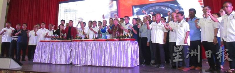 霹雳水喉公会庆祝45周年纪念，理事成员与嘉宾向出席者敬酒，场面热闹。（图：星洲日报）