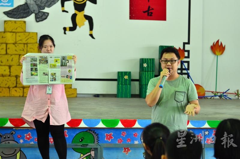 王国刚（右）与蔡瀞贤向学记们讲解《学海》周刊各版面的特色。
