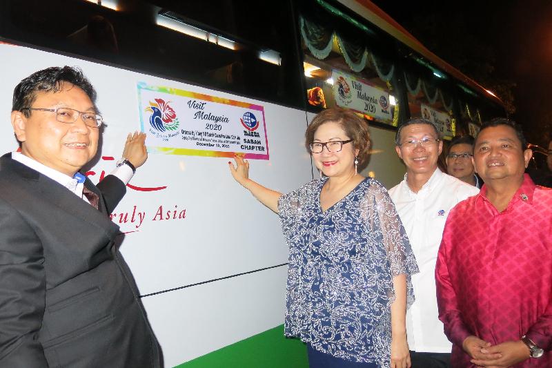 刘静芝（右三）为旅游巴士主持2020大马旅游年标贴仪式。