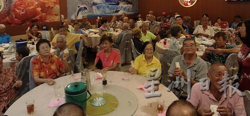 老人家们获得善心组织及善心人士赞助，到餐馆享用冬至爱心敬老午餐。