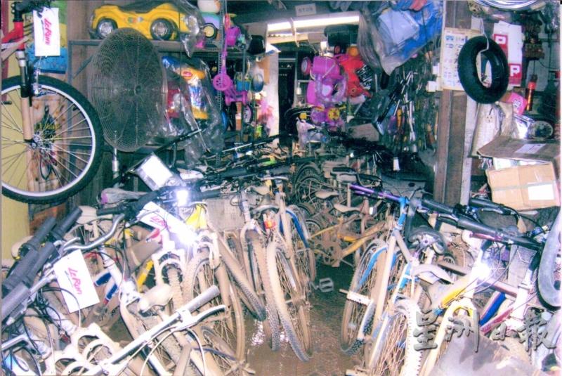许俊祥和许俊平经营的脚车店，在2006年昔加末遭遇大水灾时受重创。（图：星洲日报）