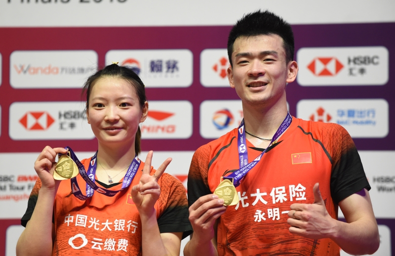 郑思维（右）与黄雅琼首夺年终总决赛冠军，两人在颁奖台上都十分开心。（新华社照片）