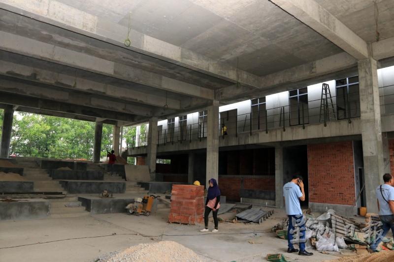 芙蓉振华中学二校综合礼堂及图书馆工程，已进行了75%，目前仍不敷逾50万令吉。（图：星洲日报）