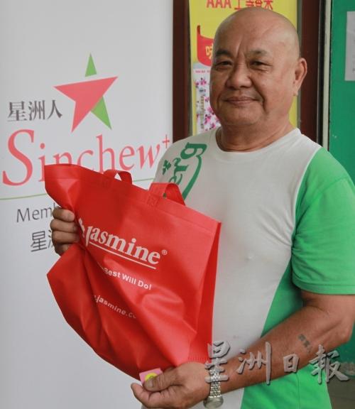 读者刘均隆成为关丹“看星洲换香米”活动第一位换取礼品的“星洲人”会员。（图：星洲日报）