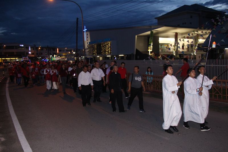 各宗派牧者带领队伍展开游行活动。
