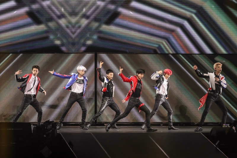 EXO曾以9人姿态和8人姿态来马举行演唱会，这次他们4度来马开唱 虽然只是6人行，但无损大马EXO-L们的热情，左起为世勋、伯贤、Chen、Kai、Suho和灿烈。