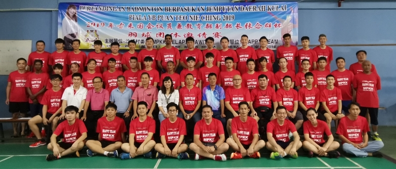张念群、李国萍（第二排左六及七）与参与首届“张念群杯”羽球团体赛的参赛者及嘉宾合影。