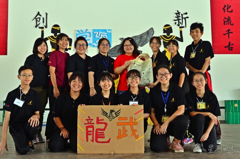 罗水萍（后排左五）颁奖给最佳组合“龙”。左一至左四为郑佩琴、刘爱玲、欧阳修秀媚及曾璻羽。