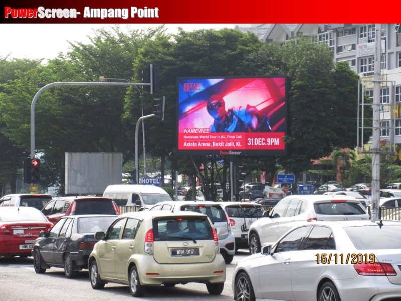 星艺娱乐出示在吉隆坡各主要街道买下9个巨型LED广告，反驳黄明志指主办单位完全没有为演唱会打广告一事。