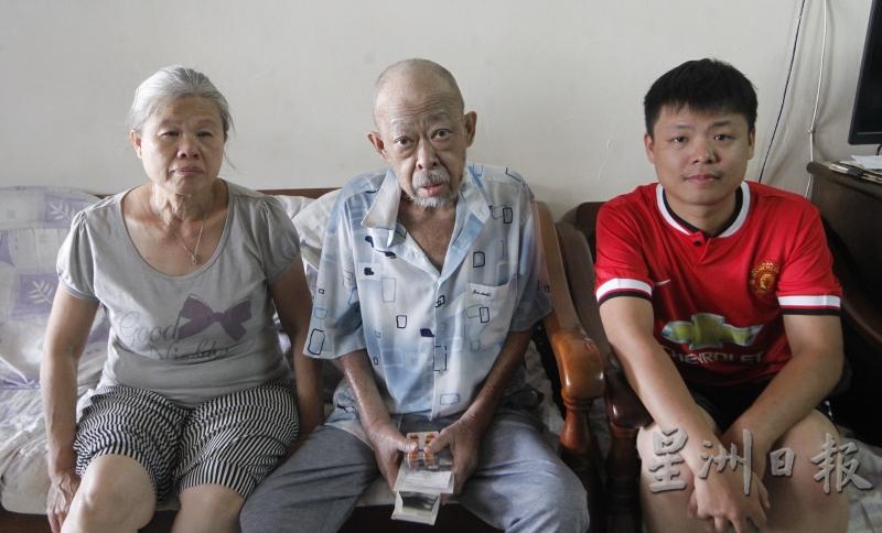 陈明（中）不幸患上血癌，经过5次的化疗后，病情未见好转。左为李连娣；右为陈蔚翰。