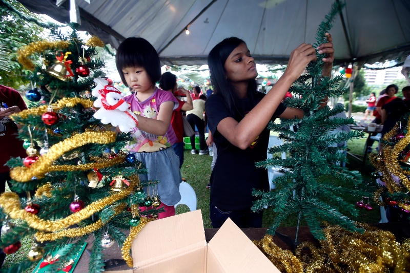 各族孩童们进行圣诞树装饰比赛。