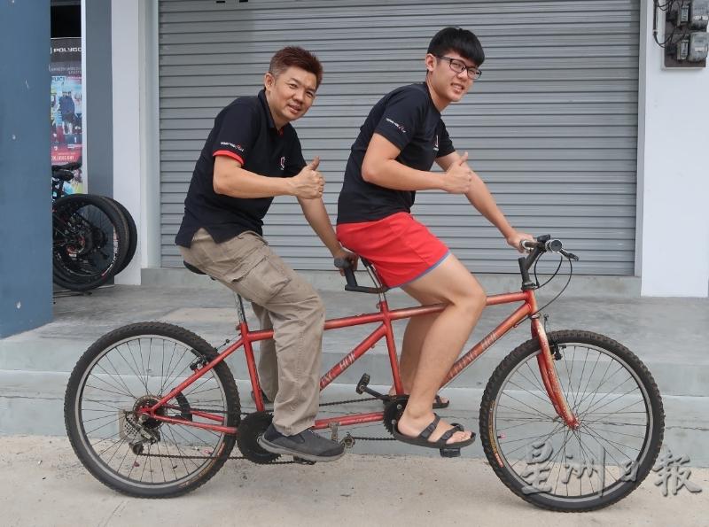 许俊平（左）骑上他和许俊祥两兄弟设计驳接的双人脚车；右为许铭权。（图：星洲日报）