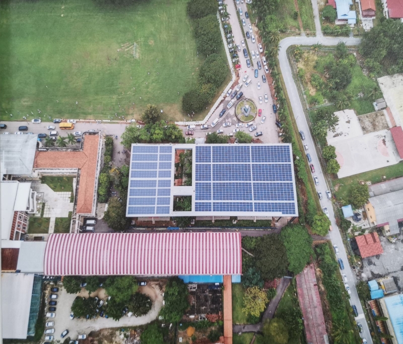 安装于雨盖篮球场屋顶上的太阳能发电系统，预计每年可为中化中学节省20万令吉的电费。