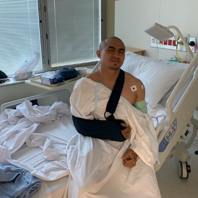 阿兹祖周六不幸在世界杯场地脚车赛布里斯班站发生摔车意外，所幸他没有任何骨断裂和骨折，只是身体多处有严重瘀伤。图为他在医院 接受治疗后拍下的照片。（阿兹祖ig照）