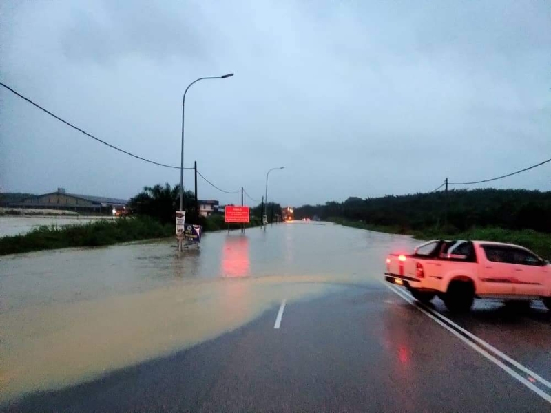 哥打丁宜丰盛港路多个路段浸水，轻型车辆暂时无法通行。（图取自网络）