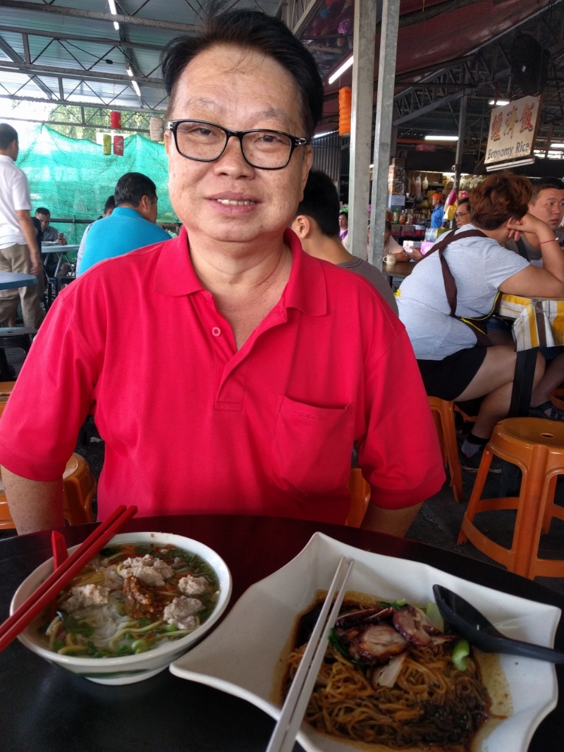 锺镕懃推荐峇都茅新路巴刹小贩中心的粿条汤和云吞面。