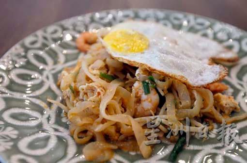 Char Kuey Teow／RM18：热量极低的蒟蒻面来自一种俗称“魔芋”的植物，厨师搭配生鲜的虾仁、鸡蛋、豆芽，再以低糖酱料拌炒后，口感与炒粿条确实有几分相似。